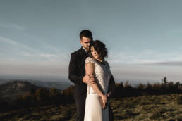 Un couple de mariés au Relais de Porthos