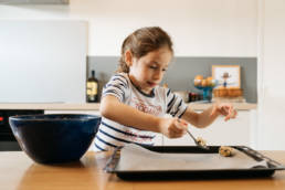 Une petite fille qui prépare une recette photographiée par Clément Herbaux