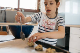 Une petite fille qui prépare une recette photographiée par Clément Herbaux