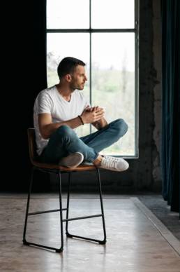 Portrait photo dans une ambiance atelier studio, pour un book mode homme. Réalisé par le photographe Clément Herbaux installé à Oloron près de Pau.