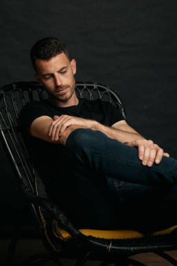 Portrait photo dans une ambiance atelier studio, pour un book mode homme. Réalisé par le photographe Clément Herbaux installé à Oloron près de Pau.