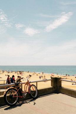 Shooting photos de mode, pour les Glaces Romane à Hossegor plage, par le photographe Clément Herbaux. Photographe dans les Landes et Pyrénées Atlantiques.