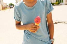 Shooting photos de mode, pour les Glaces Romane à Hossegor plage, par le photographe Clément Herbaux. Photographe dans les Landes et Pyrénées Atlantiques.