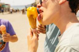 Shooting photos de mode, pour les Glaces Romane à Hossegor plage, par le photographe Clément Herbaux. Photographe dans les Landes et Pyrénées Atlantiques.