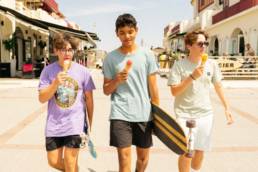 Shooting photos de mode, pour les Glaces Romane à Hossegor plage, par le photographe Clément Herbaux. Photographe dans les Landes et Pyrénées Atlantiques.