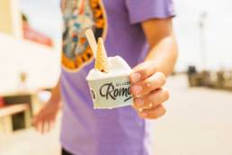 Shooting photos de mode, pour les Glaces Romane à Hossegor plage, par le photographe Clément Herbaux. Photographe dans les Landes et Pyrénées Atlantiques.