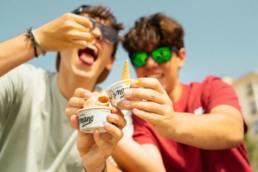 Shooting photos de mode, pour les Glaces Romane à Hossegor plage, par le photographe Clément Herbaux. Photographe dans les Landes et Pyrénées Atlantiques.