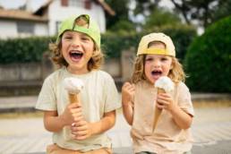 Shooting photos de mode, pour les Glaces Romane à Hossegor plage, par le photographe Clément Herbaux. Photographe dans les Landes et Pyrénées Atlantiques.