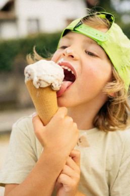 Shooting photos de mode, pour les Glaces Romane à Hossegor plage, par le photographe Clément Herbaux. Photographe dans les Landes et Pyrénées Atlantiques.