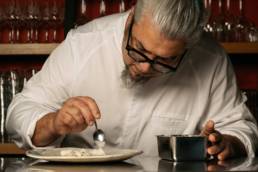 Photographies du chef étoilé Vivien Durand, pour le client Lionel Osmin. Photos culinaires et portrait réalisés par le photographe Clément Herbaux. Photos réalisés à Biarritz.