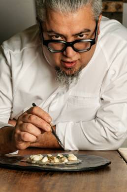 Photographies du chef étoilé Vivien Durand, pour le client Lionel Osmin. Photos culinaires et portrait réalisés par le photographe Clément Herbaux. Photos réalisés à Biarritz.