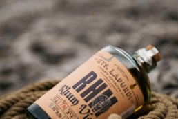 Photos de produits réalisées pour une agence de communication et illustrer ainsi la gamme de spiritueux de son client. ETS Lapurdi. Rhum, gin et whisky. Pays Basque France. Série photo réalisée par le photographe Clément Herbaux.