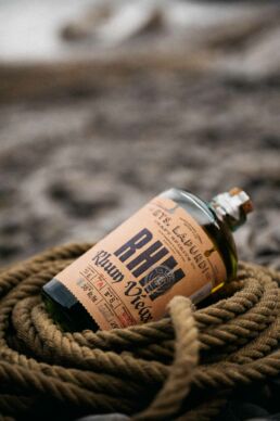 Photos de produits réalisées pour une agence de communication et illustrer ainsi la gamme de spiritueux de son client. ETS Lapurdi. Rhum, gin et whisky. Pays Basque France. Série photo réalisée par le photographe Clément Herbaux.