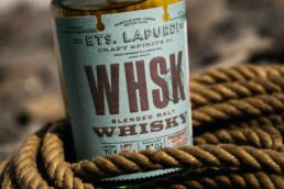 Photos de produits réalisées pour une agence de communication et illustrer ainsi la gamme de spiritueux de son client. ETS Lapurdi. Rhum, gin et whisky. Pays Basque France. Série photo réalisée par le photographe Clément Herbaux.