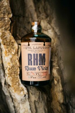 Photos de produits réalisées pour une agence de communication et illustrer ainsi la gamme de spiritueux de son client. ETS Lapurdi. Rhum, gin et whisky. Pays Basque France. Série photo réalisée par le photographe Clément Herbaux.