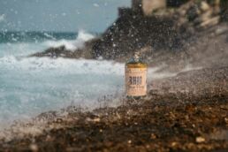 Photos de produits réalisées pour une agence de communication et illustrer ainsi la gamme de spiritueux de son client. ETS Lapurdi. Rhum, gin et whisky. Pays Basque France. Série photo réalisée par le photographe Clément Herbaux.