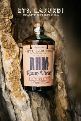 Photos de produits réalisées pour une agence de communication et illustrer ainsi la gamme de spiritueux de son client. ETS Lapurdi. Rhum, gin et whisky. Pays Basque France. Série photo réalisée par le photographe Clément Herbaux.