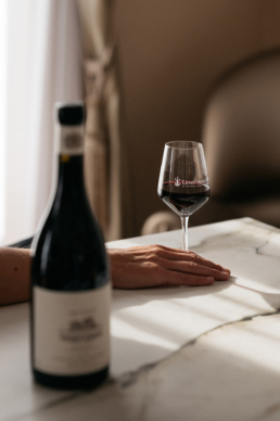 Shooting campagne de vin et spiritueux pour la soci&eacute;t&eacute; Lionet Osmin & Cie, par le photographe Cl&eacute;ment Herbaux. Shooting photo r&eacute;alis&eacute; &agrave; l'H&ocirc;tel R&eacute;gina &agrave; Biarritz