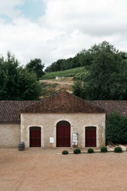 Photos de mariage au château Montus dans le Madiran. Photos réalisées par le photographe Clément Herbaux. Photographe de mariage à Pau, Biarritz, Dax et Bayonne. Un mariage élégant plein d'émotions.