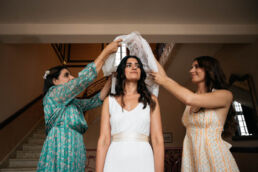 Photos de mariage au château Montus dans le Madiran. Photos réalisées par le photographe Clément Herbaux. Photographe de mariage à Pau, Biarritz, Dax et Bayonne. Un mariage élégant plein d'émotions.