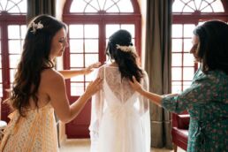 Photos de mariage au château Montus dans le Madiran. Photos réalisées par le photographe Clément Herbaux. Photographe de mariage à Pau, Biarritz, Dax et Bayonne. Un mariage élégant plein d'émotions.