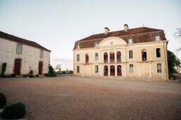 Photos de mariage au château Montus dans le Madiran. Photos réalisées par le photographe Clément Herbaux. Photographe de mariage à Pau, Biarritz, Dax et Bayonne. Un mariage élégant plein d'émotions.