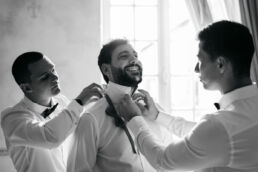 Photos de mariage réalisées au Chateau de Boast, proche de Pau, par le photographe Clément Herbaux. Un mariage chic et festif.