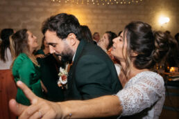 Photos de mariage réalisées au Chateau de Boast, proche de Pau, par le photographe Clément Herbaux. Un mariage chic et festif.