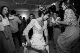 Photos de mariage réalisées au Chateau de Boast, proche de Pau, par le photographe Clément Herbaux. Un mariage chic et festif.