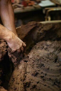 Un reportage photo chez les célèbres potiers et céramistes, Goicoechea, au Pays Basque. Reportage photos réalisé par Clément Herbaux, photographe entre Pau et Biarritz.