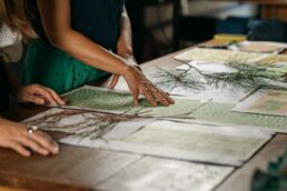 Une série de photos réalisée par le photographe Clément Herbaux, illustrant le travail de la designer Elise Fouin et Tissage Moutet. Un collaboration pour la nouvelle collection capsule Pinaceae