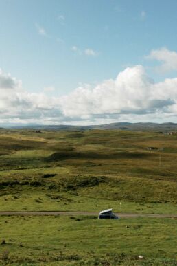 A van road trip in Scotland by French photographer Clément Herbaux and his new Ricoh grIIIx camera. Un road trip en van en Écosse par le photographe français Clément Herbaux et son nouvel appareil photo Ricoh grIIIx