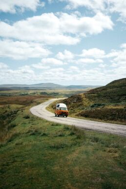 A van road trip in Scotland by French photographer Clément Herbaux and his new Ricoh grIIIx camera. Un road trip en van en Écosse par le photographe français Clément Herbaux et son nouvel appareil photo Ricoh grIIIx