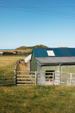 A van road trip in Scotland by French photographer Clément Herbaux and his new Ricoh grIIIx camera. Un road trip en van en Écosse par le photographe français Clément Herbaux et son nouvel appareil photo Ricoh grIIIx