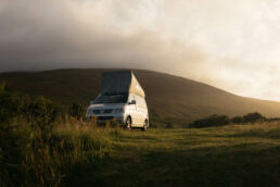 A van road trip in Scotland by French photographer Clément Herbaux and his new Ricoh grIIIx camera. Un road trip en van en Écosse par le photographe français Clément Herbaux et son nouvel appareil photo Ricoh grIIIx