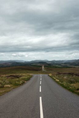 A van road trip in Scotland by French photographer Clément Herbaux and his new Ricoh grIIIx camera. Un road trip en van en Écosse par le photographe français Clément Herbaux et son nouvel appareil photo Ricoh grIIIx