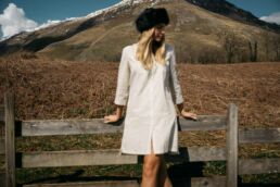 Vêtements Barbour portés en extérieur pour un shooting lifestyle dans les Pyrénées