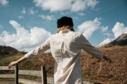 Vêtements Barbour portés en extérieur pour un shooting lifestyle dans les Pyrénées