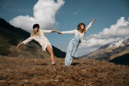 Modèle posant avec une tenue Barbour dans un paysage montagneux des Pyrénées – Photographe mode outdoor