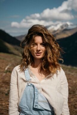 Modèle posant avec une tenue Barbour dans un paysage montagneux des Pyrénées – Photographe mode outdoor