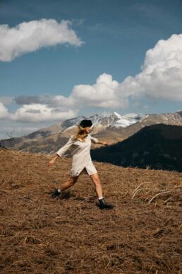 Shooting photo réalisé en montagne avec les deux modèles Ambre et Ornella. Un shooting d'inspiration avec un stylisme de chez Barbour. Shooting photo et direction artistique par le photographe Clément Herbaux.