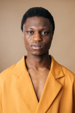 Découvrez ce shooting artistique de mode en studio. Clément Herbaux, photographe professionnel, capture l’essence des vêtements artisanaux et leur qualité à travers son regard singulier.