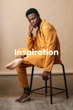 Découvrez ce shooting artistique de mode en studio. Clément Herbaux, photographe professionnel, capture l’essence des vêtements artisanaux et leur qualité à travers son regard singulier.