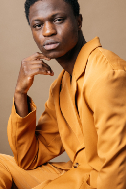 Découvrez ce shooting artistique de mode en studio. Clément Herbaux, photographe professionnel, capture l’essence des vêtements artisanaux et leur qualité à travers son regard singulier.