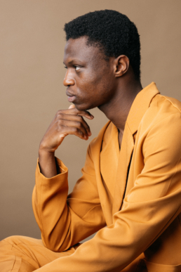 Découvrez ce shooting artistique de mode en studio. Clément Herbaux, photographe professionnel, capture l’essence des vêtements artisanaux et leur qualité à travers son regard singulier.