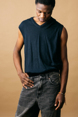 Découvrez ce shooting artistique de mode en studio. Clément Herbaux, photographe professionnel, capture l’essence des vêtements artisanaux et leur qualité à travers son regard singulier.