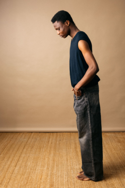 Découvrez ce shooting artistique de mode en studio. Clément Herbaux, photographe professionnel, capture l’essence des vêtements artisanaux et leur qualité à travers son regard singulier.