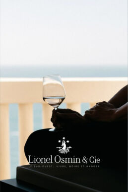 Shooting campagne de vin et spiritueux pour la société Lionet Osmin & Cie, par le photographe Clément Herbaux. Shooting photo réalisé à l'Hôtel Régina à Biarritz
