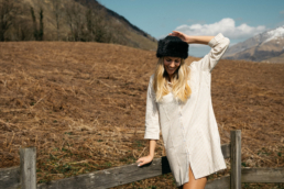 Vêtements Barbour portés en extérieur pour un shooting lifestyle dans les Pyrénées