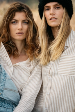 Vêtements Barbour portés en extérieur pour un shooting lifestyle dans les Pyrénées